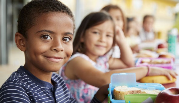 niño con merienda