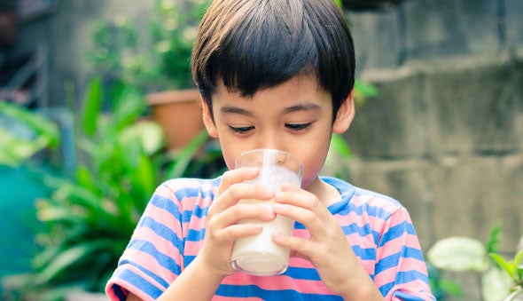 Papá e hija tomando leche