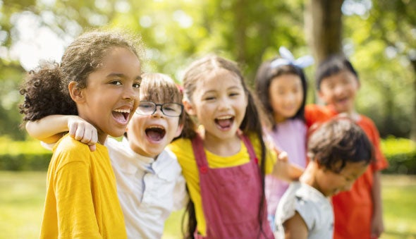 Niños y niñas se abrazan en un parque y demuestran la importancia de los amigos