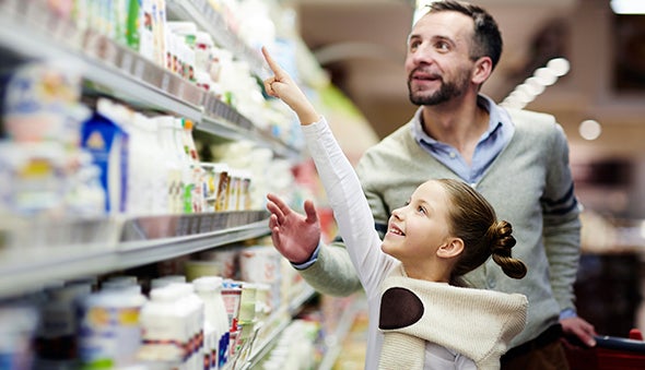 papa e hija buscando productos en el mercado