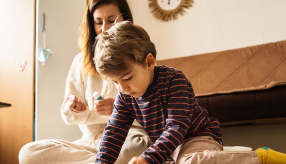 Una madre y su hijo hacen un mapa de sueños