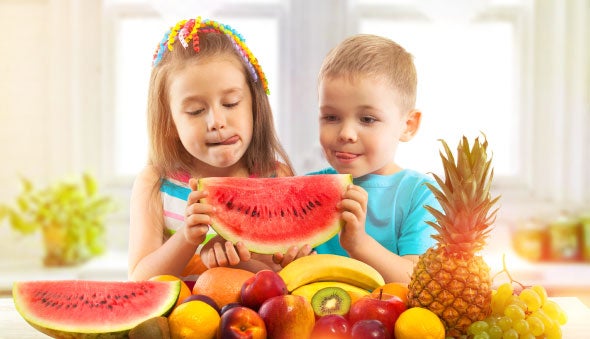 Niños listos para comer muchas frutas