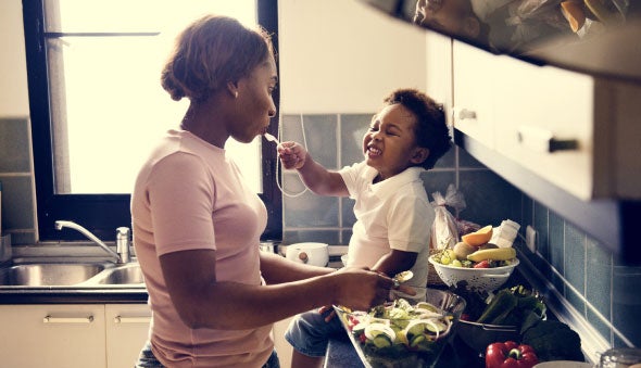 Mamá cocina con su hija mientras se divierten