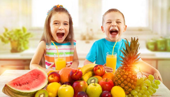 Niños felices de consumir fruta entera y en jugo