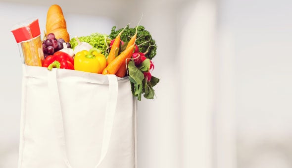 Madre e hijo en el mercado seleccionando vegetales