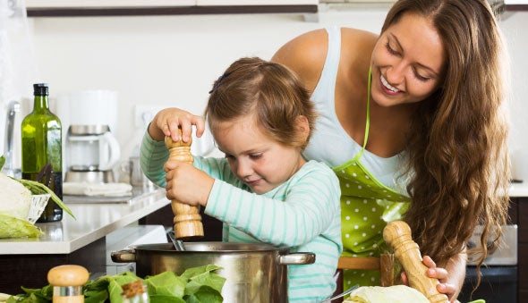 Mamá e hija preparan platos nutritivos y saludables para niños