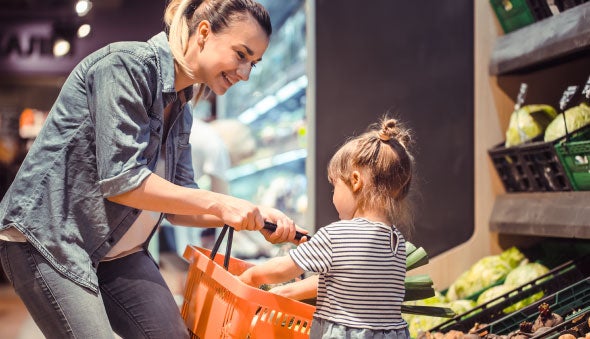 Mama e hija mercando en el supermercado