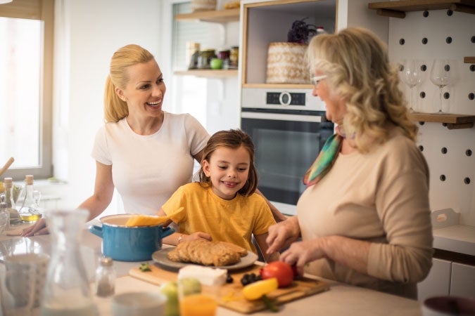 Abuela madre hija prepara desayuno