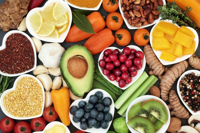 Diferentes tipos alimentos ricos en nutrientes que mejoran el sistema inmune