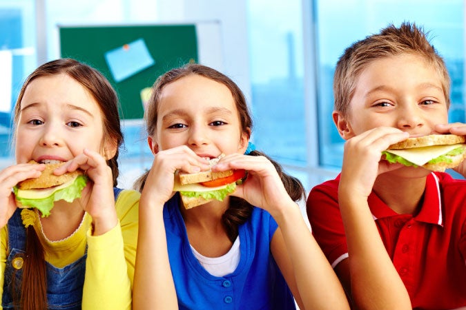 Estudiantes comiendo onces para niños