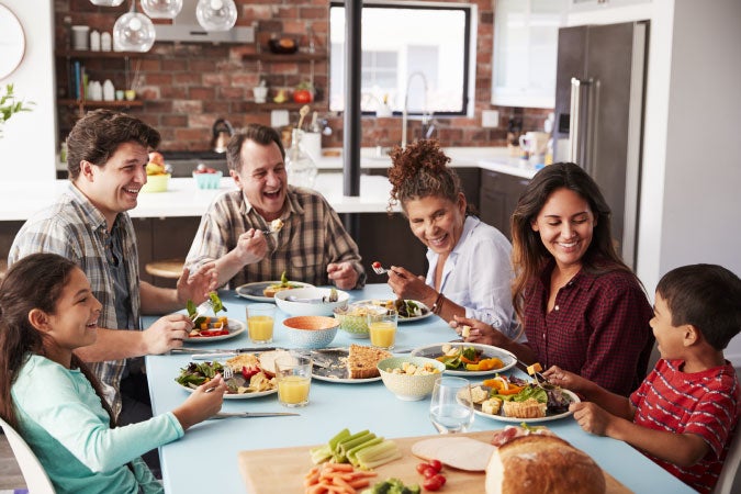 Familia feliz disfrutando de la comida