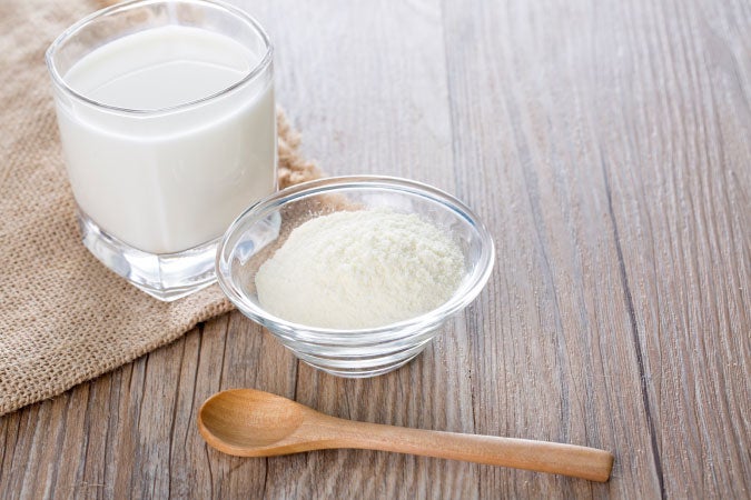 alimento lacteo sobre un plato junto a vaso con leche