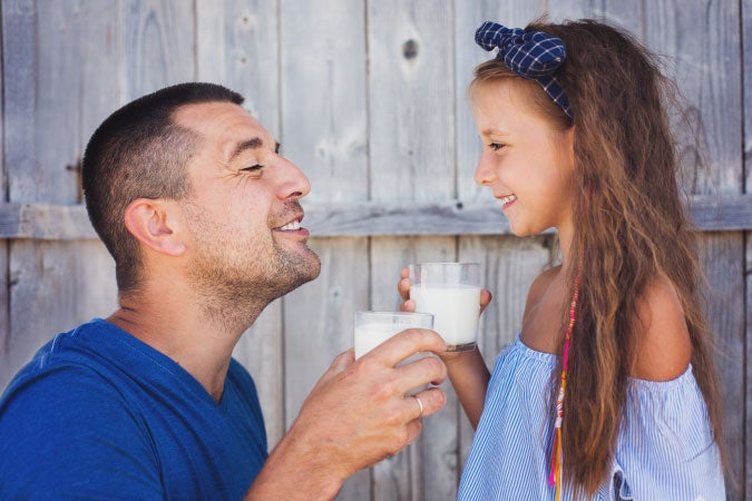 papa en hija tomando leche