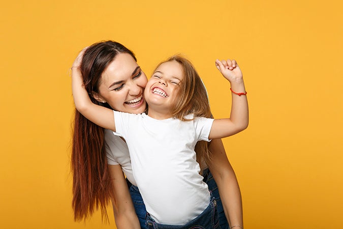 Niña con mucho amor propio junto a su madre