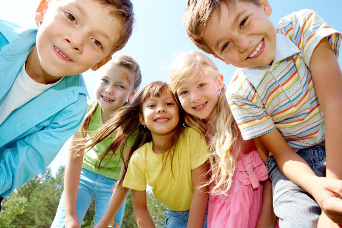 Cinco niños mirando sonrientes a la cámara